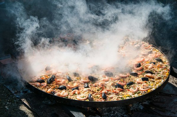 Wie bereitet man eine authentische spanische Chorizo-Paella mit Meeresfrüchten zu?